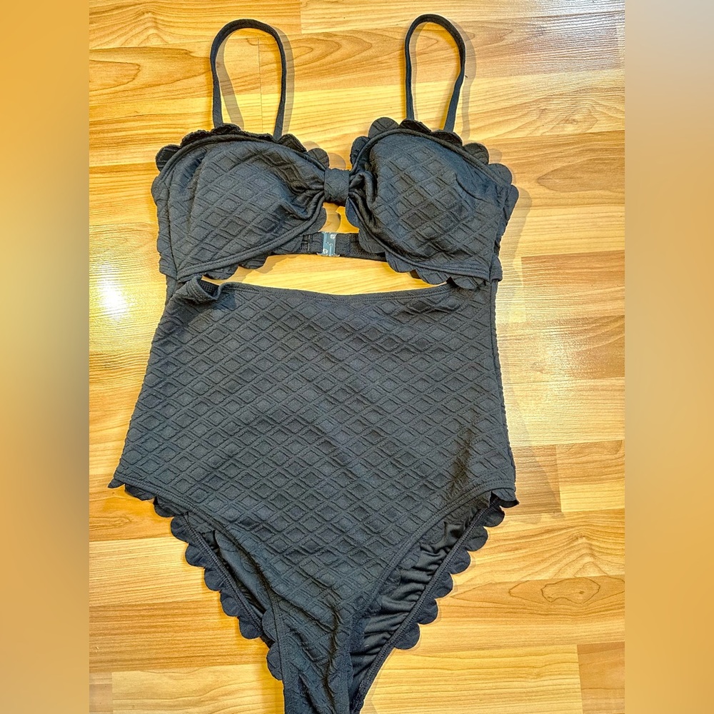 Cupshe Seashell One Piece with Cutout